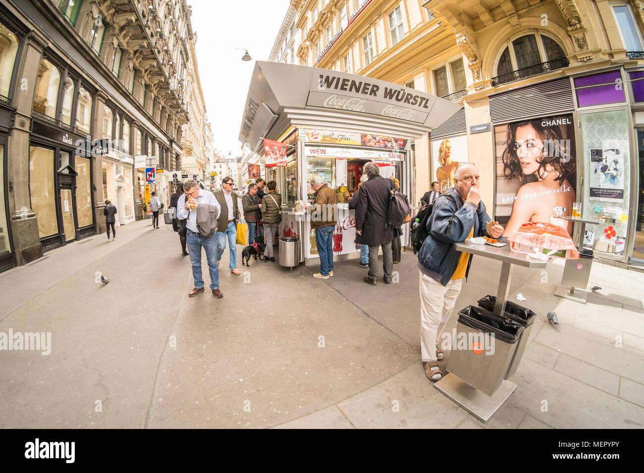 Wiener Wurstl sur rue Graben décrochage saucisse Vienne Autriche Europe. Banque D'Images