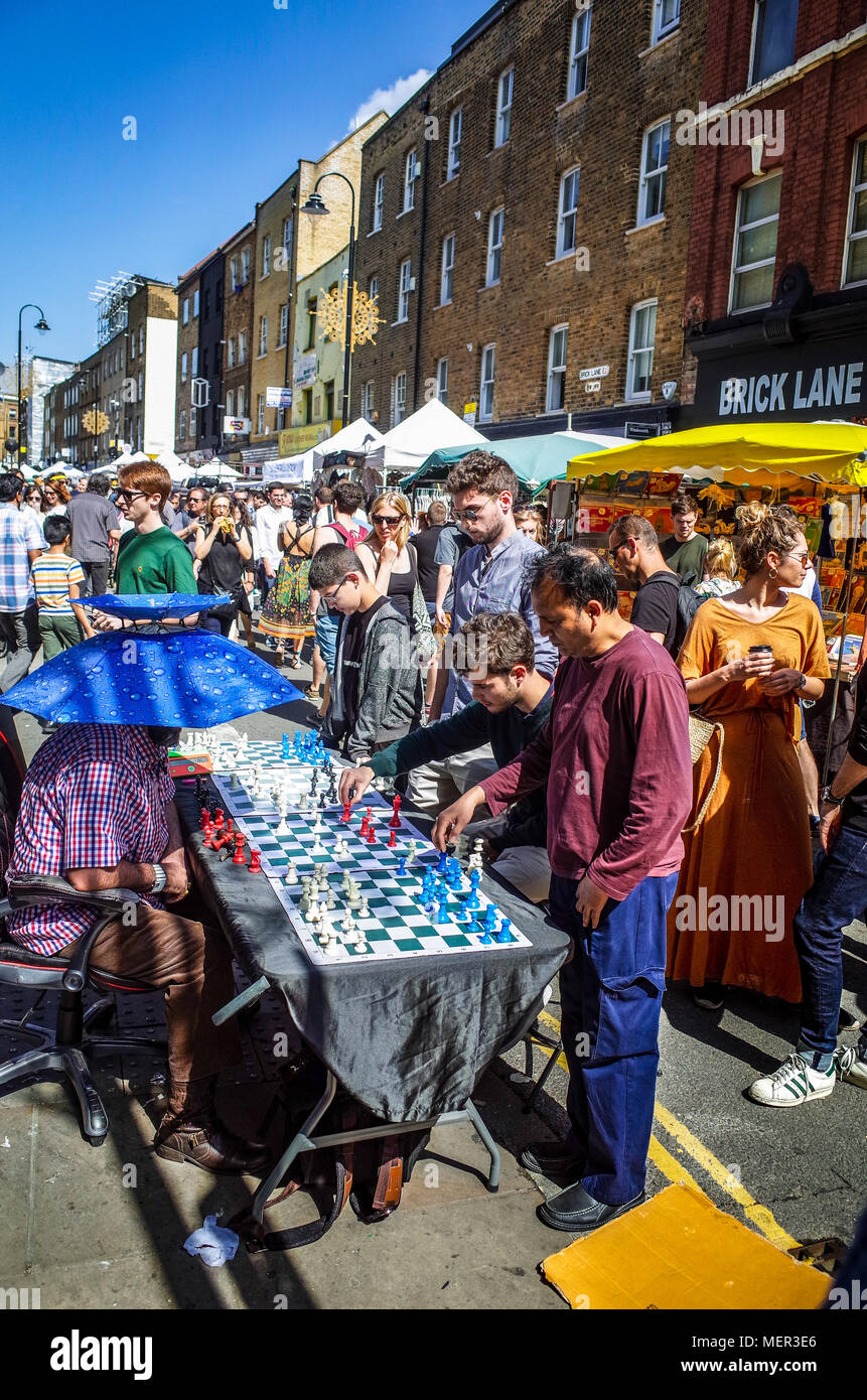 Brick Lane Market - plusieurs jeux d'échecs en cours le dimanche à Brick Lane Market dans le quartier de Shoreditch. Banque D'Images