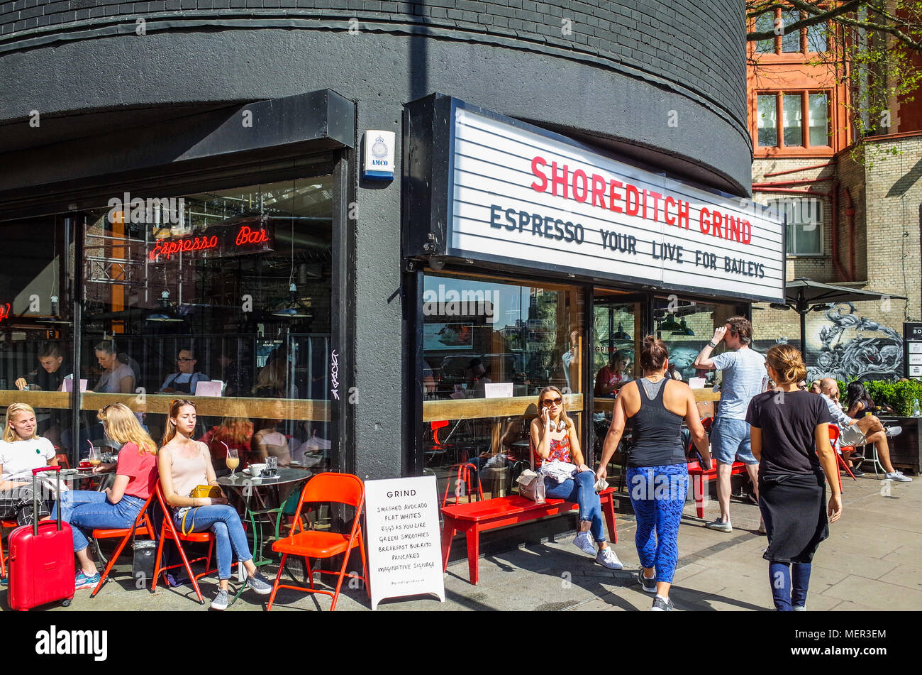 Shoreditch Cafe - l'emblématique Shoreditch Grind Cafe sur London's Silicon rond-point rond-point / Old Street Banque D'Images