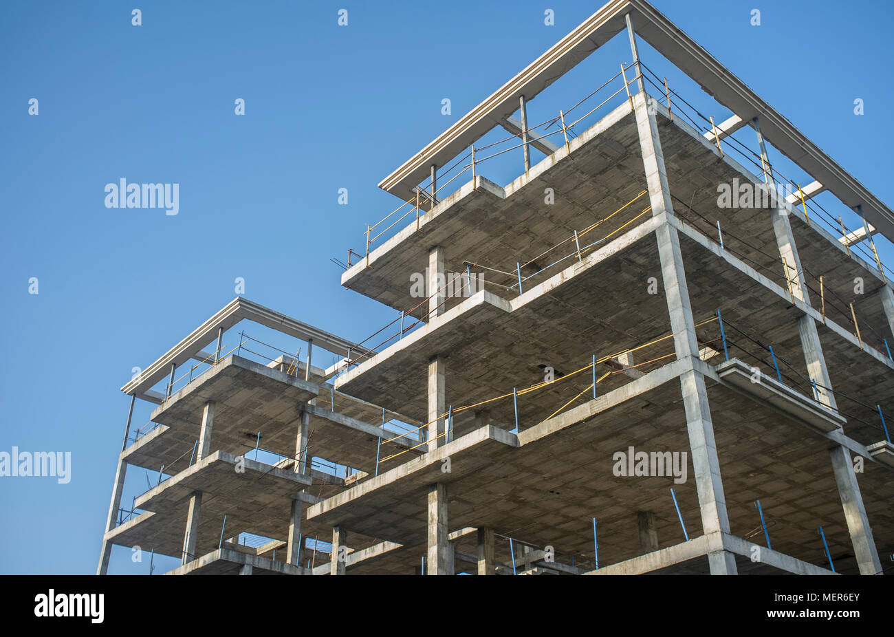 Site de construction d'un nouvel immeuble d'appartements. La structure concrète Banque D'Images