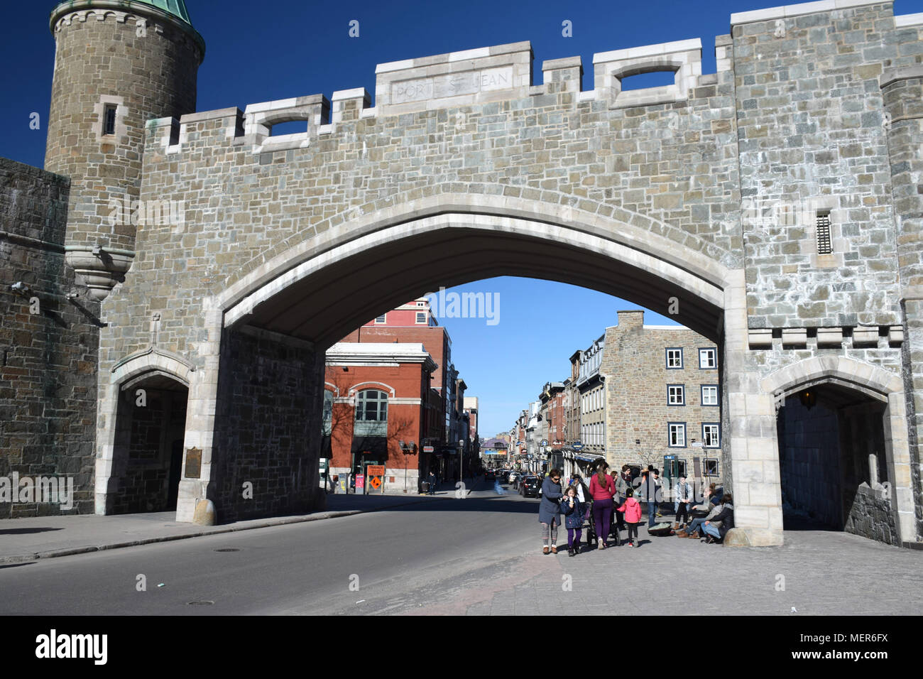 La porte St Jean dans le Vieux Québec, une destination populaire en plein cœur de la ville et de l'Unesco un lieu historique désigné. Banque D'Images