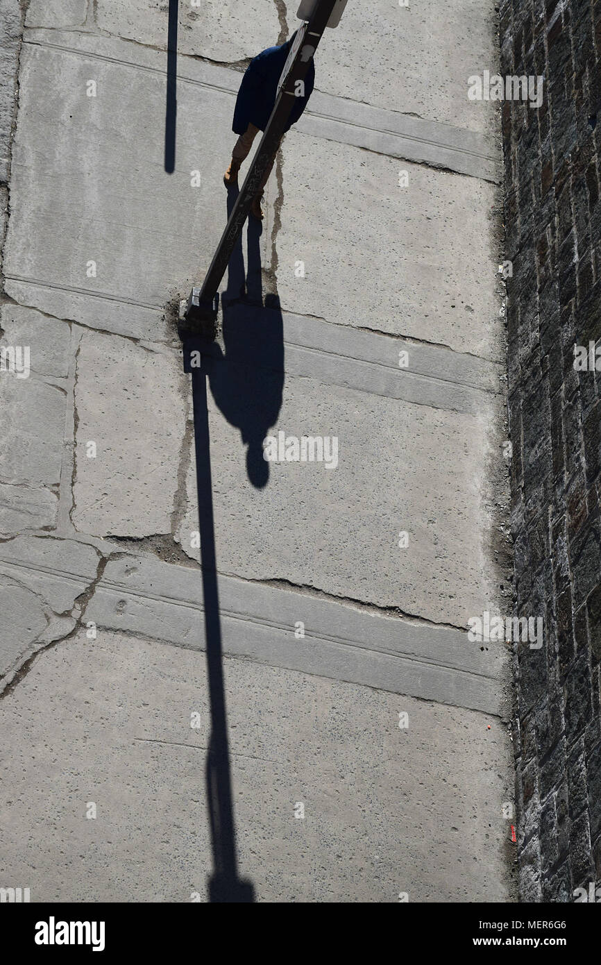 Balade sur la Place d'Youville dans le Vieux-Québec sur un après-midi ensoleillé. Tiré depuis les remparts à St John Gate. Banque D'Images