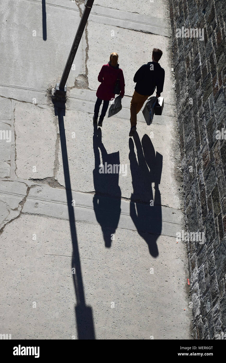 Balade sur la Place d'Youville dans le Vieux-Québec sur un après-midi ensoleillé. Tiré depuis les remparts à St John Gate. Banque D'Images