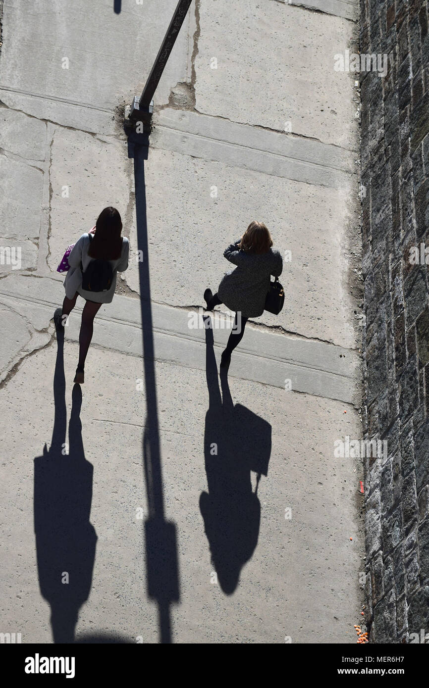 Balade sur la Place d'Youville dans le Vieux-Québec sur un après-midi ensoleillé. Tiré depuis les remparts à St John Gate. Banque D'Images