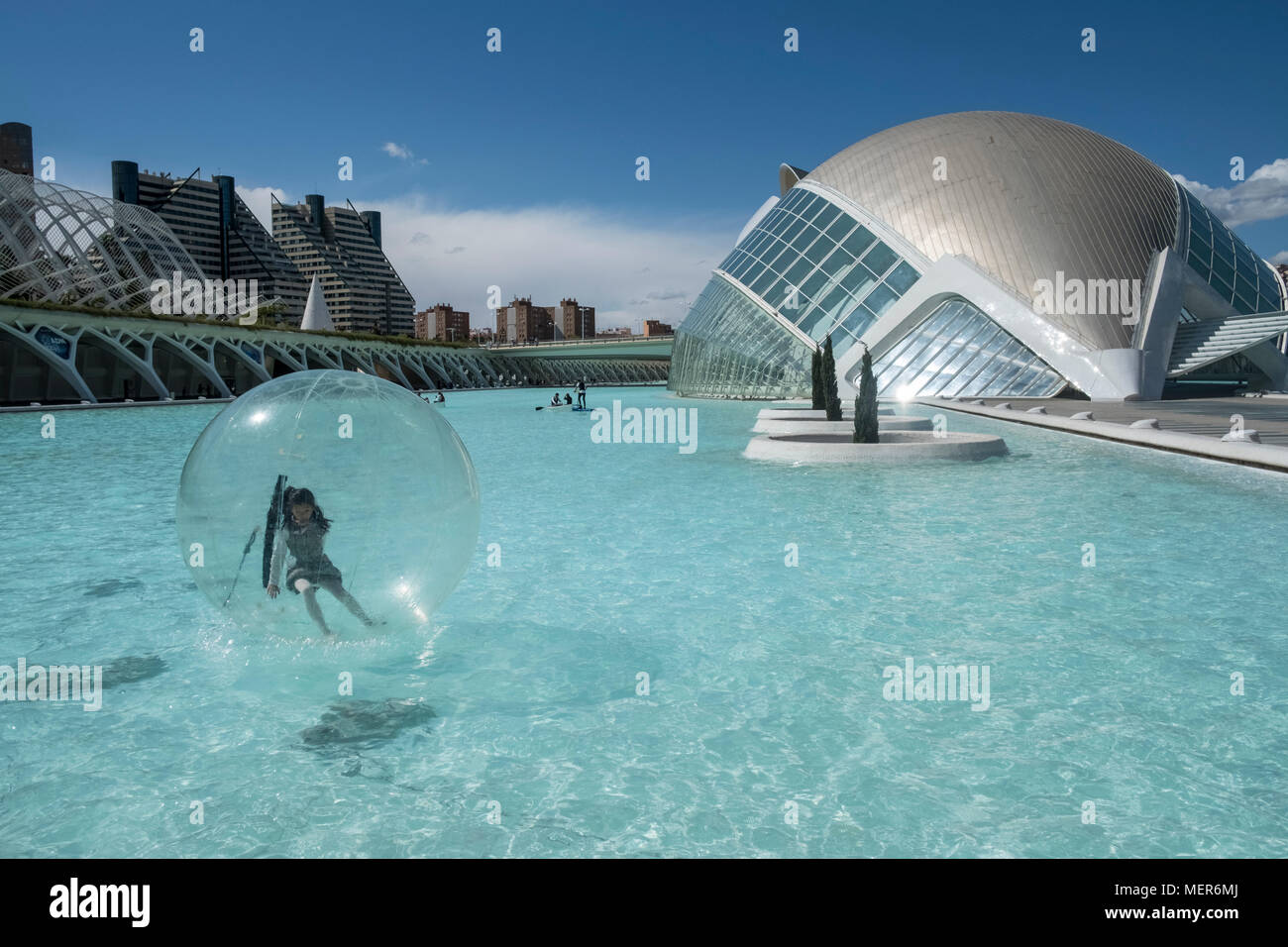 Les jeunes enfants s'amusant à l'intérieur d'une balle dans la marche de l'eau L'Hemisferic bâtiment piscine salon, Cité des Arts et des Sciences, Valence, Espagne. Banque D'Images
