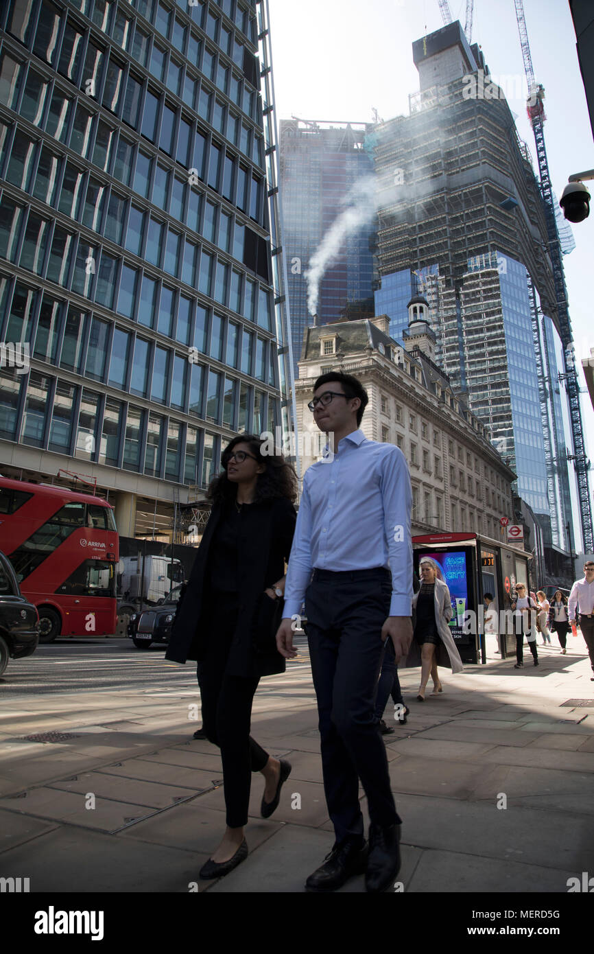 La pollution provenant de la cheminée d'un bâtiment ancien se déverse dans l'atmosphère entre les bâtiments en verre moderne dans la ville de Londres, Londres, Angleterre, Royaume-Uni. Au niveau de la rue, le trafic passe d'ajouter à l'effet de serre, et tous ajouter jusqu'à la mauvaise qualité de l'air que les gens respirent quotidiennement. Londres s'efforce d'atteindre les cibles de qualité de l'air. L'indice de la qualité de l'air, dirigé par l'Agence européenne pour l'environnement et de l'EEE, la Commission européenne permet aux utilisateurs de vérifier la qualité de l'air actuelle à travers les villes et régions d'Europe. Les groupes environnementaux ont demandé au gouvernement de prendre l'urg Banque D'Images