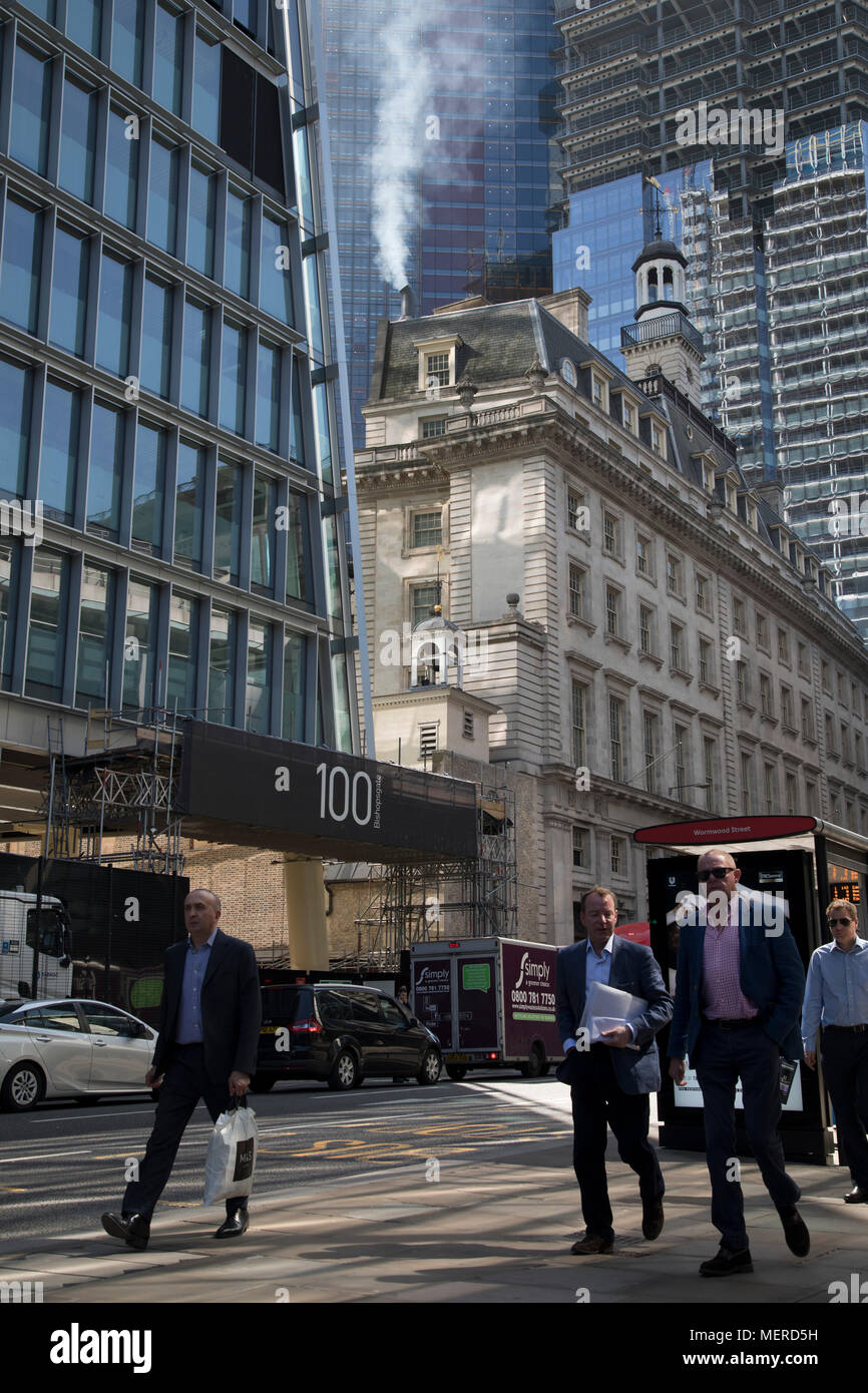 La pollution provenant de la cheminée d'un bâtiment ancien se déverse dans l'atmosphère entre les bâtiments en verre moderne dans la ville de Londres, Londres, Angleterre, Royaume-Uni. Au niveau de la rue, le trafic passe d'ajouter à l'effet de serre, et tous ajouter jusqu'à la mauvaise qualité de l'air que les gens respirent quotidiennement. Londres s'efforce d'atteindre les cibles de qualité de l'air. L'indice de la qualité de l'air, dirigé par l'Agence européenne pour l'environnement et de l'EEE, la Commission européenne permet aux utilisateurs de vérifier la qualité de l'air actuelle à travers les villes et régions d'Europe. Les groupes environnementaux ont demandé au gouvernement de prendre l'urg Banque D'Images
