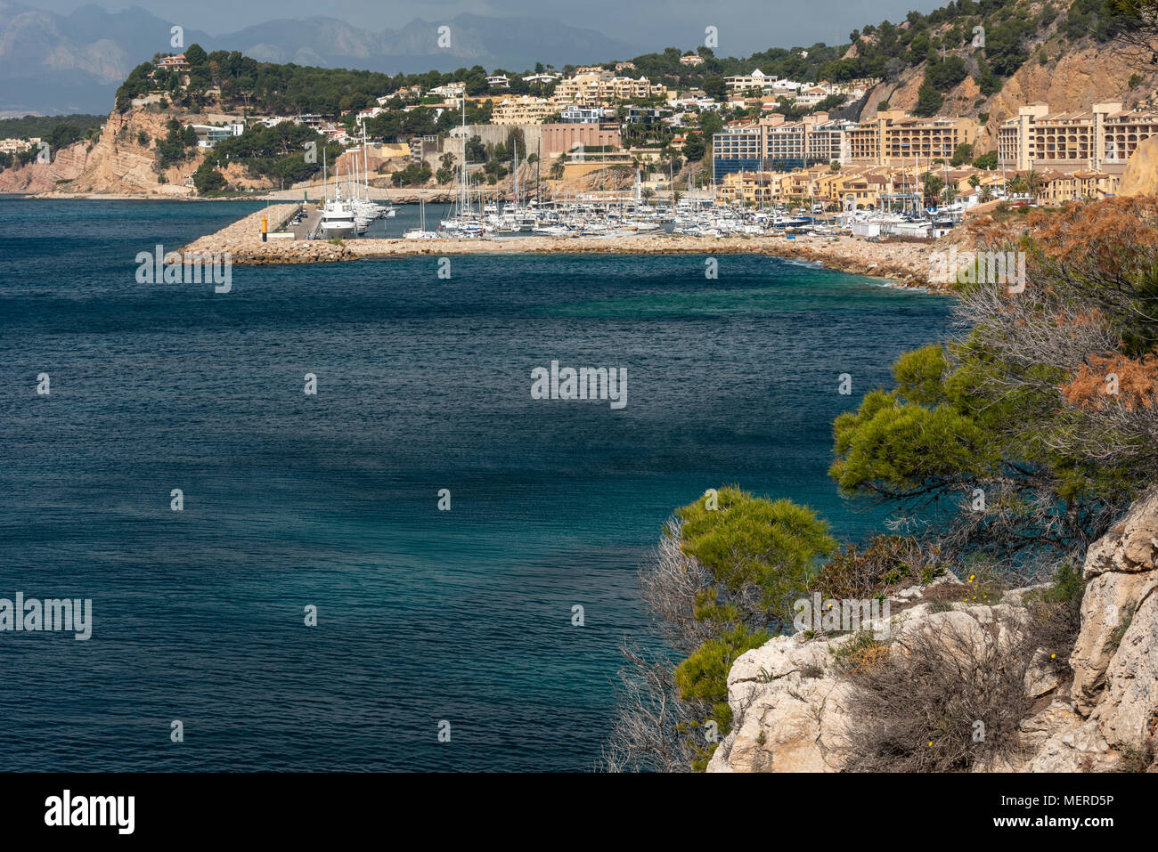Entre Calpe et Altea Mascarat la région est le Club Nautique de Campomanes avec ses plages d'eau turquoise,Altea Costa Blanca,Espagne,province Alicante Banque D'Images