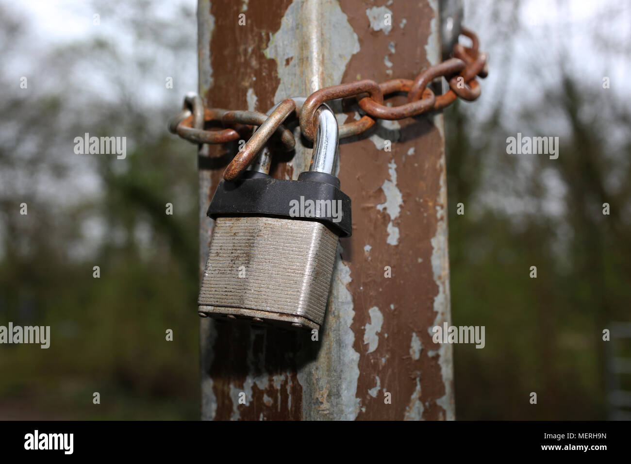 Un verrou sur la photo jointe à une porte de Horsham, Royaume-Uni. Banque D'Images