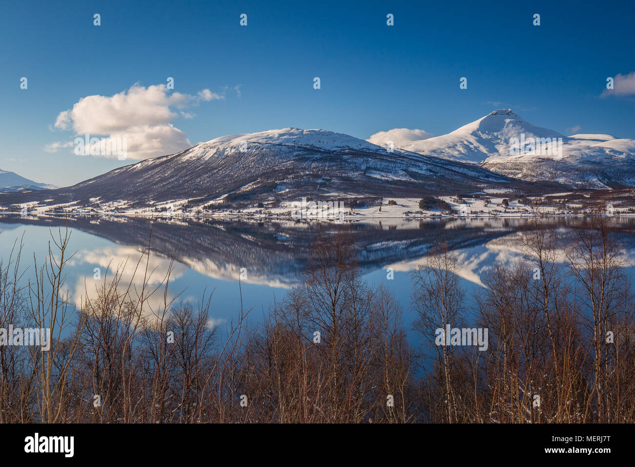 Scène d'hiver avec reflectrd la montagne dans l'eau froide de Balsfjord, dans le Nord de la Norvège Banque D'Images