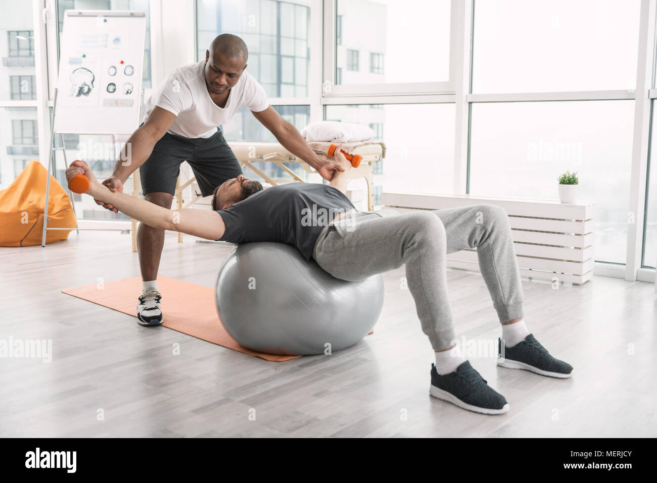 Beau agréable trainer patients holding hands Banque D'Images