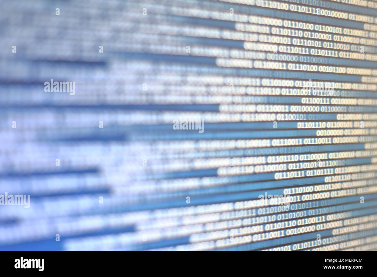 Résumé de flux de données de la technologie concepts. déménagement blanc bleu un code binaire sur l'écran noir. Banque D'Images