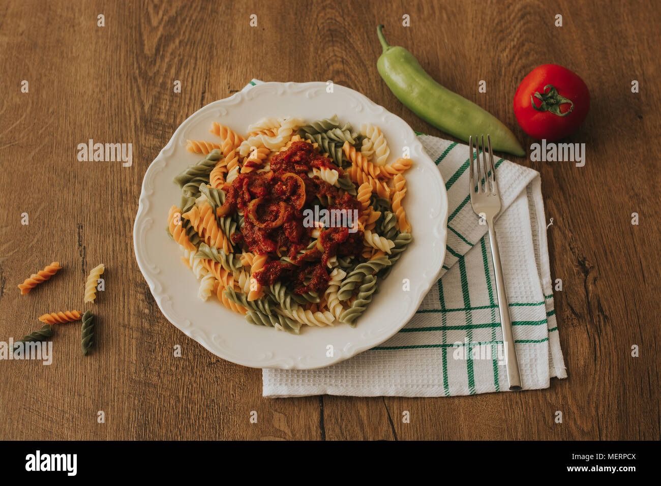 Délicieux avec des pâtes penne arrabiata sauce chili Banque D'Images