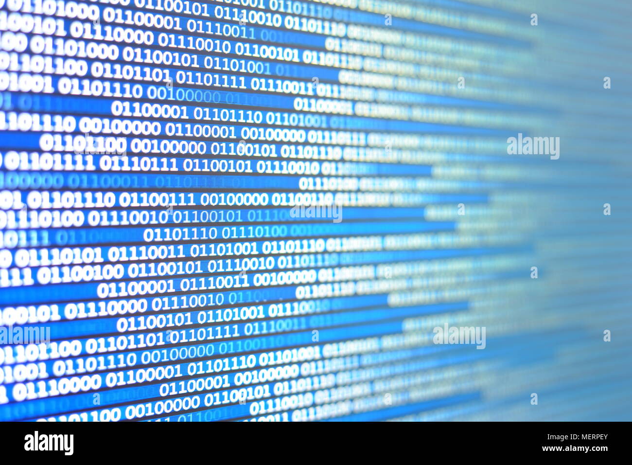 Résumé de flux de données de la technologie concepts. déménagement blanc bleu un code binaire sur l'écran noir. Banque D'Images