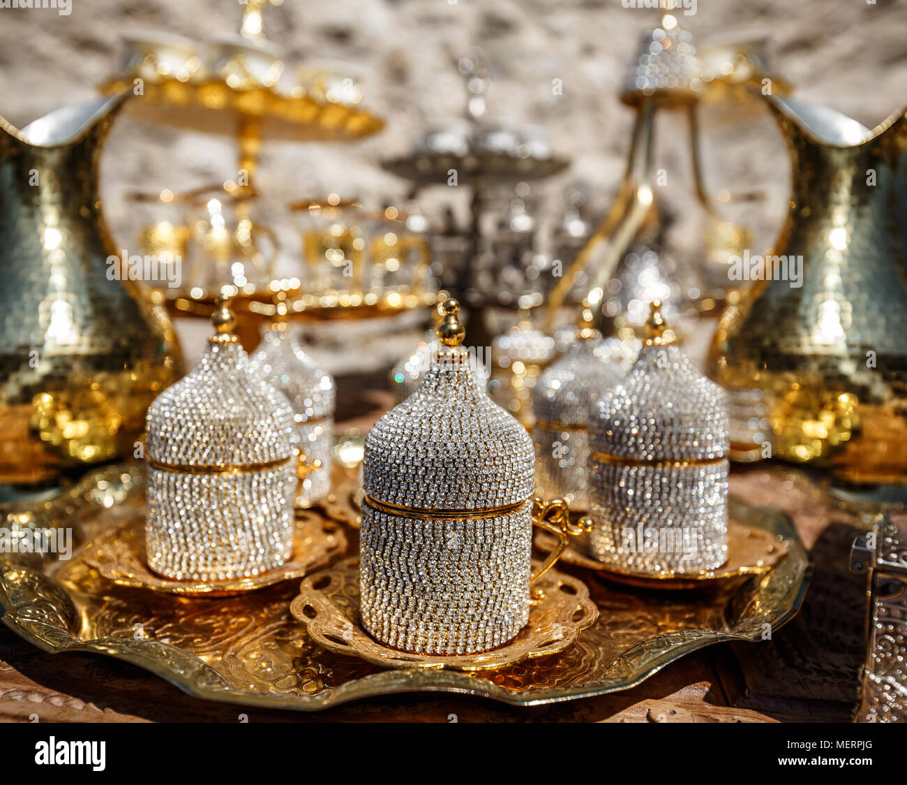 Ensemble de tasses à café métal turc décoré de petits cristaux Banque D'Images