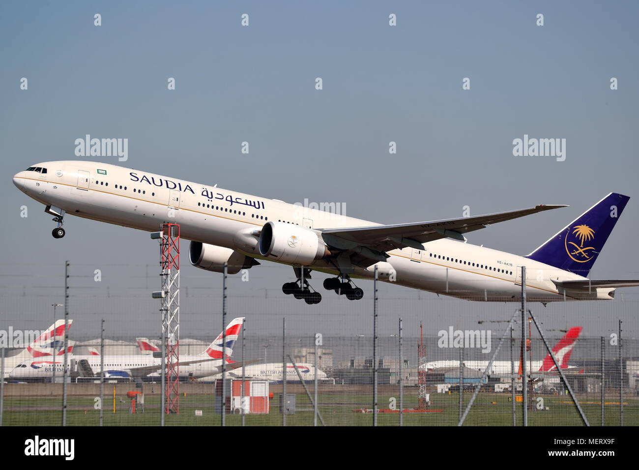 Saudi Arabian Airlines Boeing 777 HZ-AK19 au départ de l'aéroport Heathrow de Londres, UK Banque D'Images