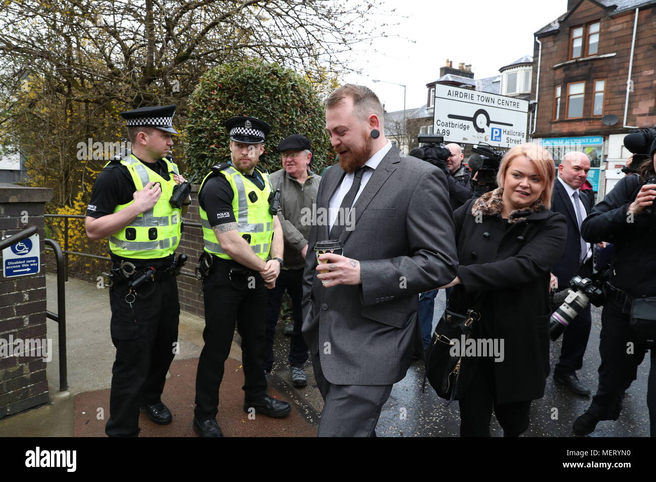 Mark Meechan arrive à Airdrie Sheriff Court pour la détermination de la peine après qu'il a été trouvé coupable d'une infraction en vertu de la Loi sur les Communications pour poster une vidéo YouTube d'un chien donnant le salut nazi. Banque D'Images