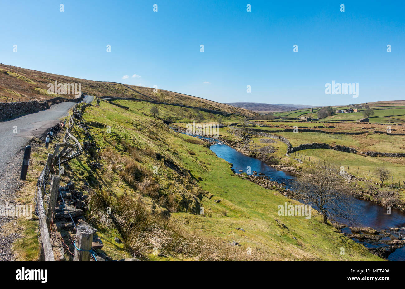 Une vue pittoresque de Swaledale et la rivière Swale et la route B6270 en temps superbe, Yorkshire Dales Banque D'Images