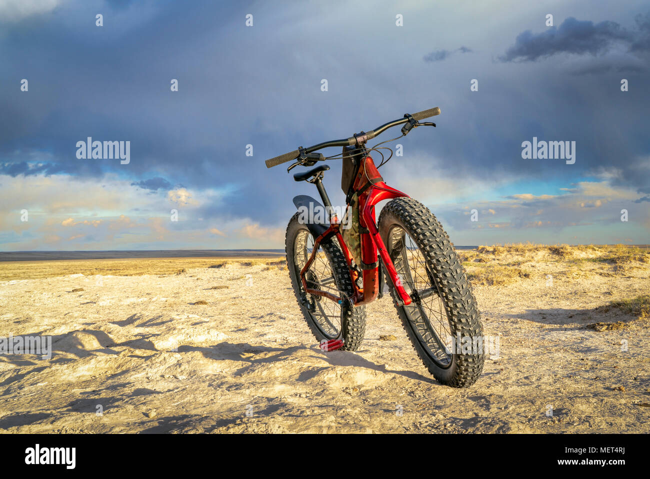 Mountain bike fat dans badlands avec de gros nuages en arrière-plan - TIRAGE PRINCIPAL ZONE OHV dans les prairies Pawnee au Colorado Banque D'Images