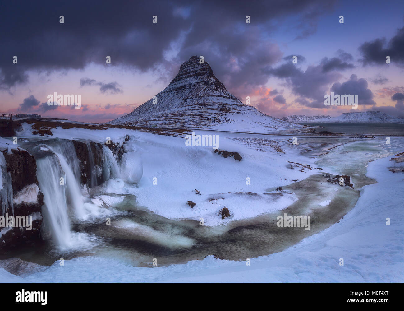 Kirkjufell et Kirkjufellfoss neigé dans un hiver froid Banque D'Images