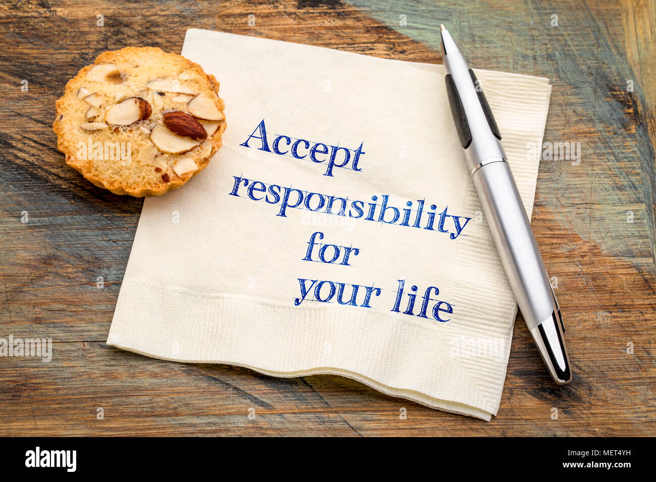 Accepter la responsabilité de votre vie - écriture d'inspiration sur une serviette avec un biscuit aux amandes Banque D'Images