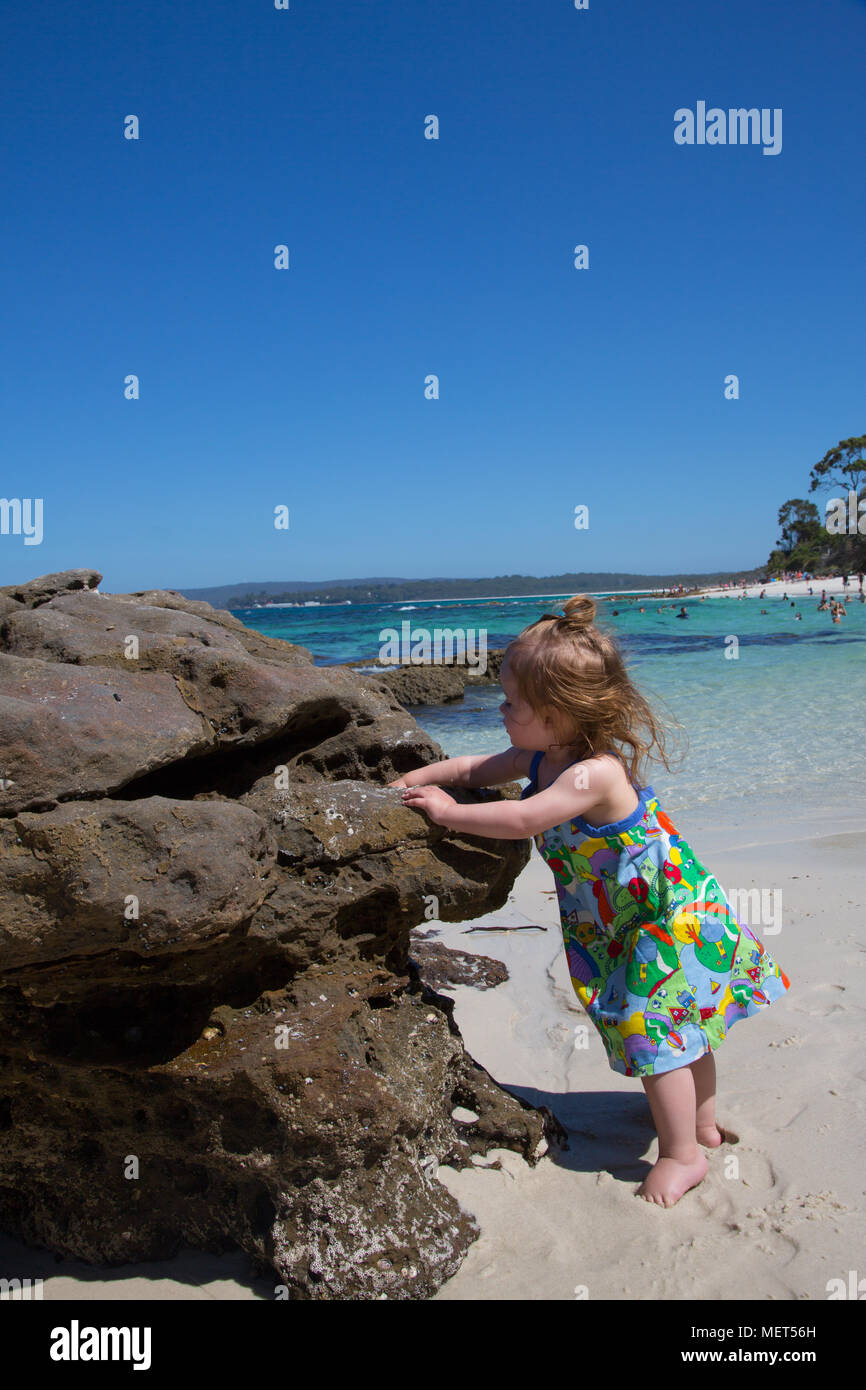 Enfant jouant sur la plage à Huskisson Australie Jervis Bay Banque D'Images
