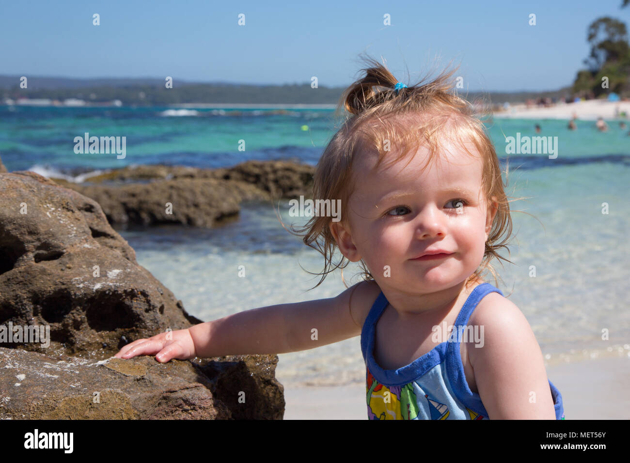 Enfant jouant sur la plage à Huskisson Australie Jervis Bay Banque D'Images