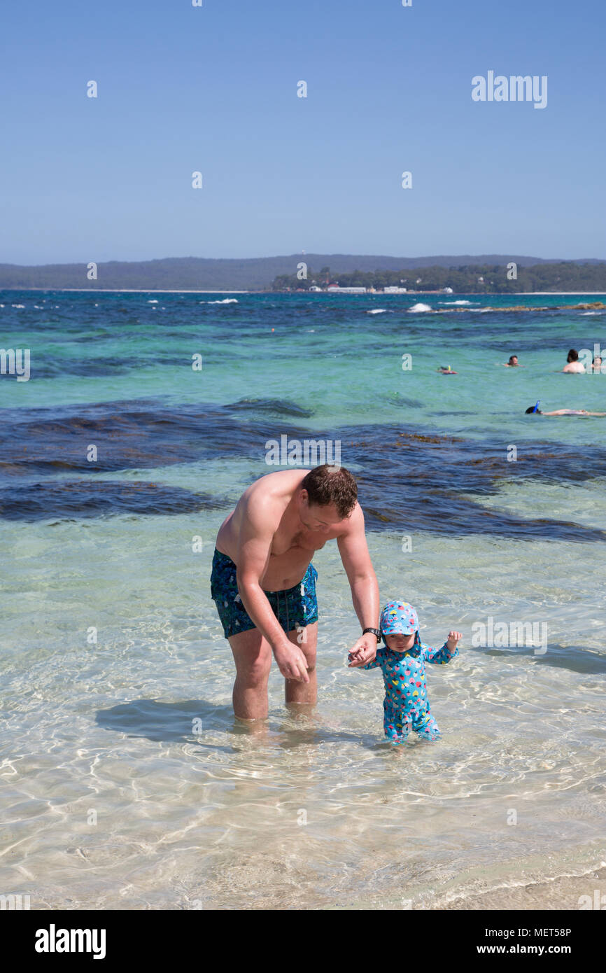 Père et fille de 15 mois on beach Banque D'Images