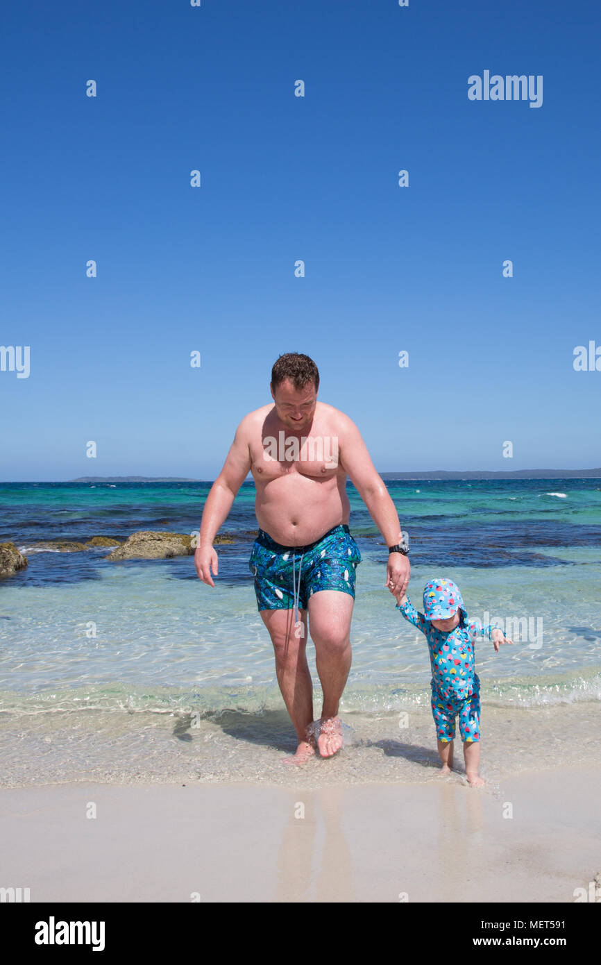 Père et fille de 15 mois on beach Banque D'Images