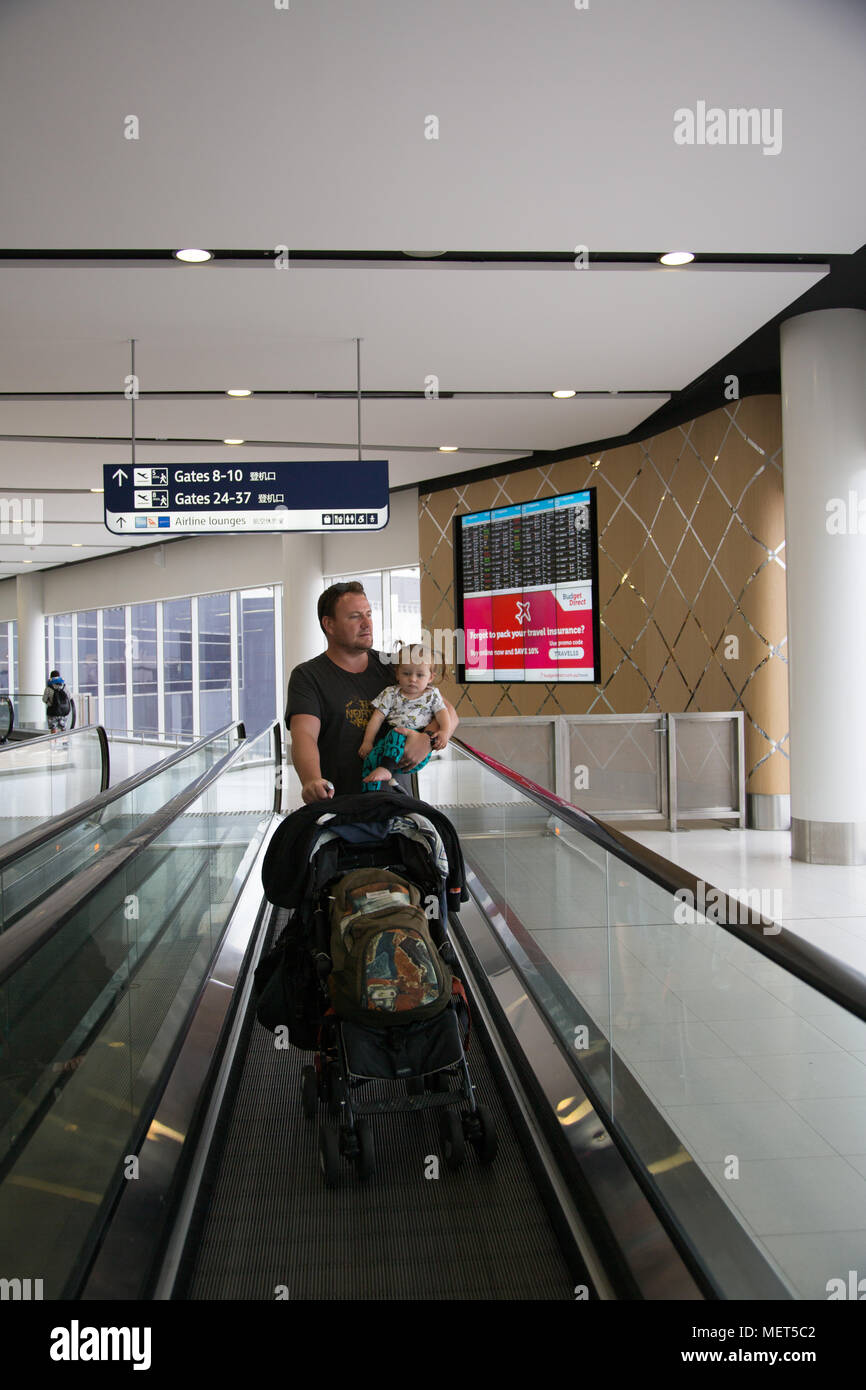 Papa qui voyage avec bébé à l'aéroport Banque D'Images