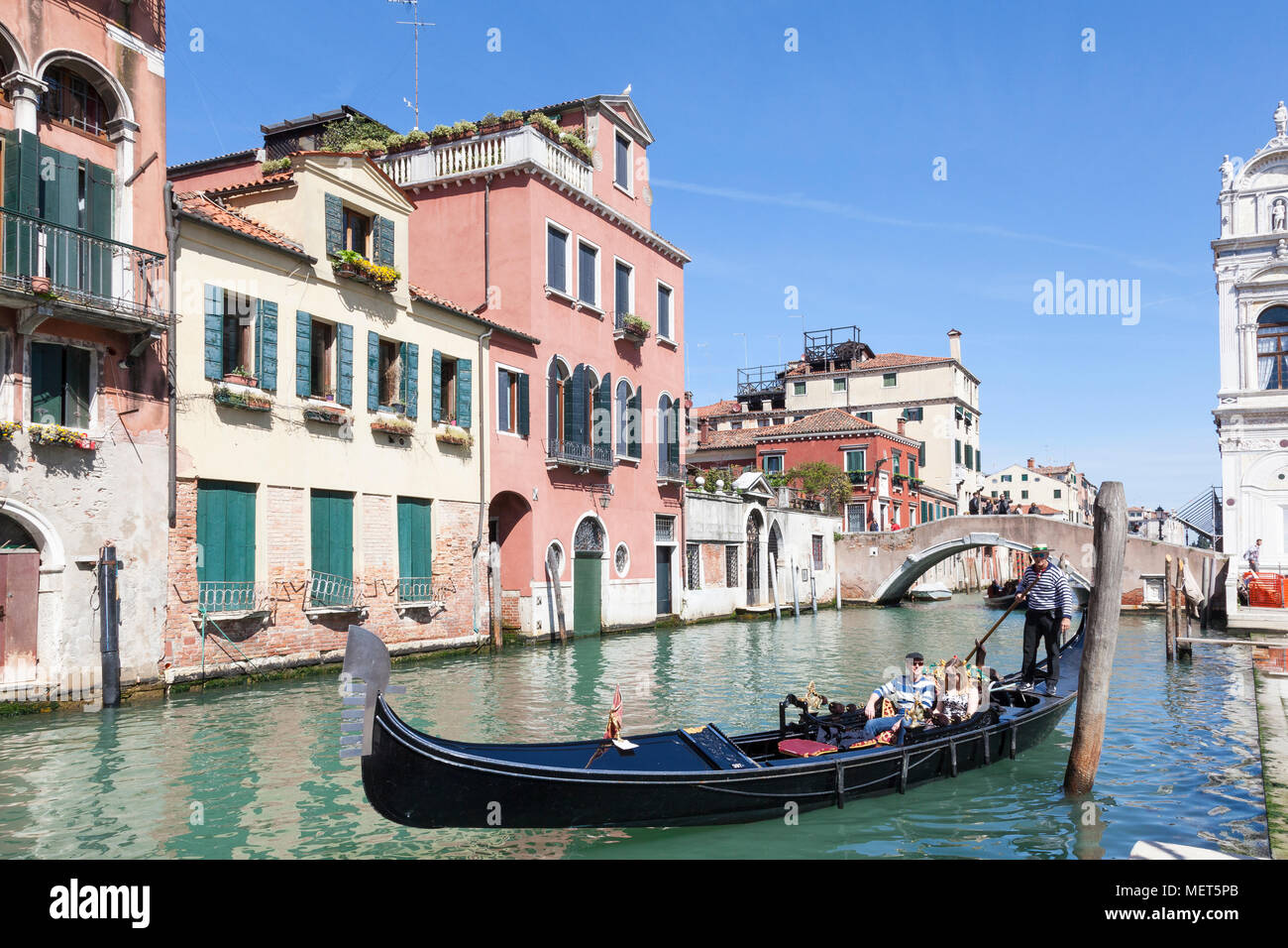 Les touristes profitant d'une promenade en gondole avec un gondolier, Ponte Cavallo, Cannaregio, Venise, Italie sur une journée de printemps ensoleillée Banque D'Images