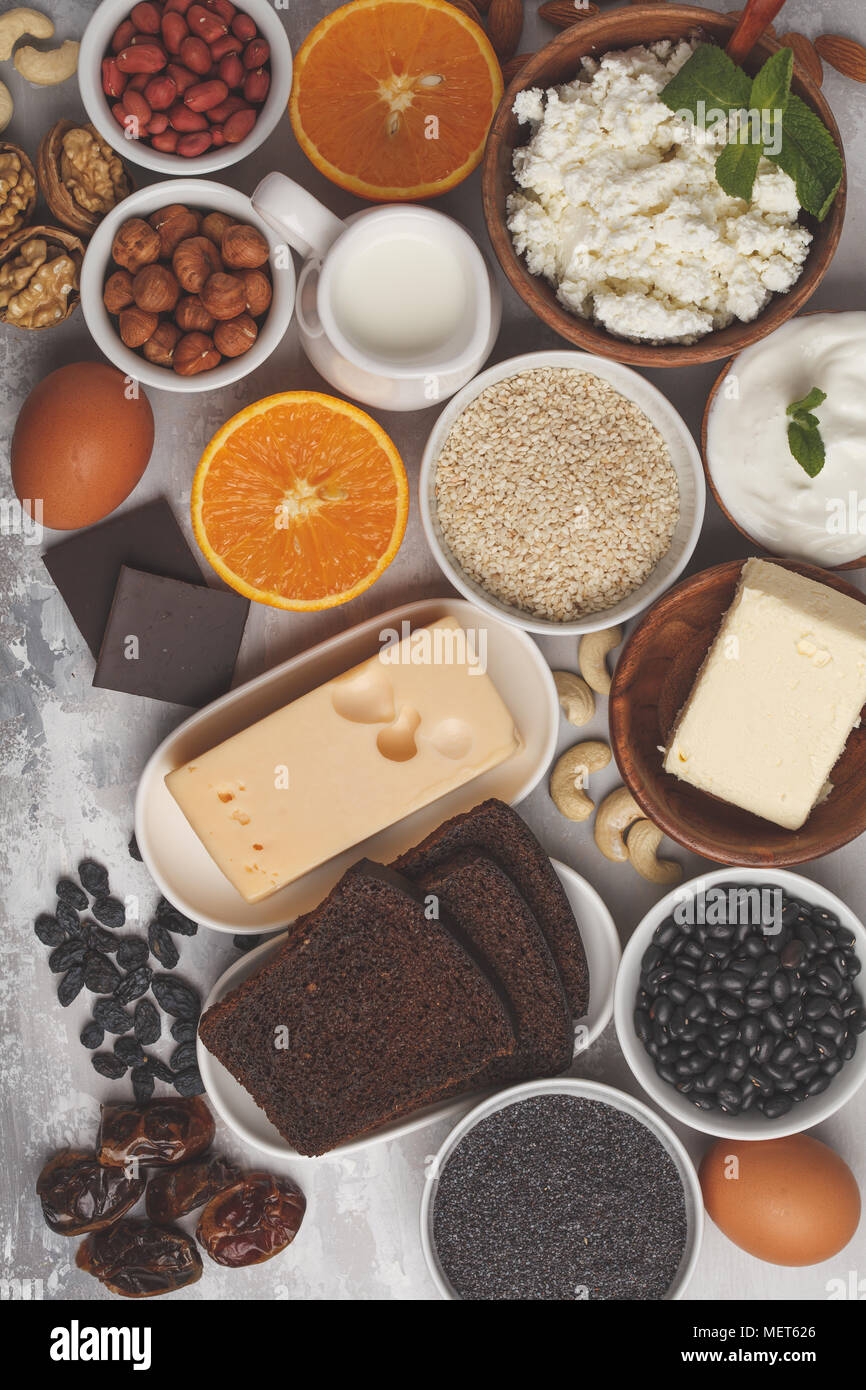 Suivre un régime alimentaire sain nutrition concept. Assortiment de sources riches en calcium. Produits laitiers, légumineuses, œufs, noix, chocolat, pavot, sésame, le chocolat. Banque D'Images