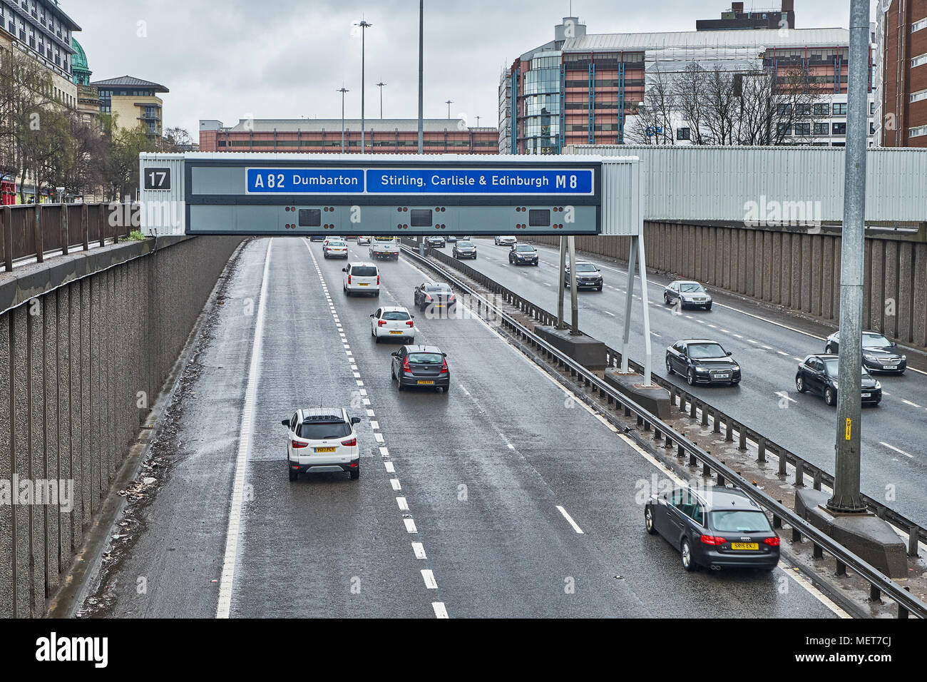 Panneaux d'autoroute britannique sur les bras - sortie 17 de la M8 Glasgow Ecosse Banque D'Images