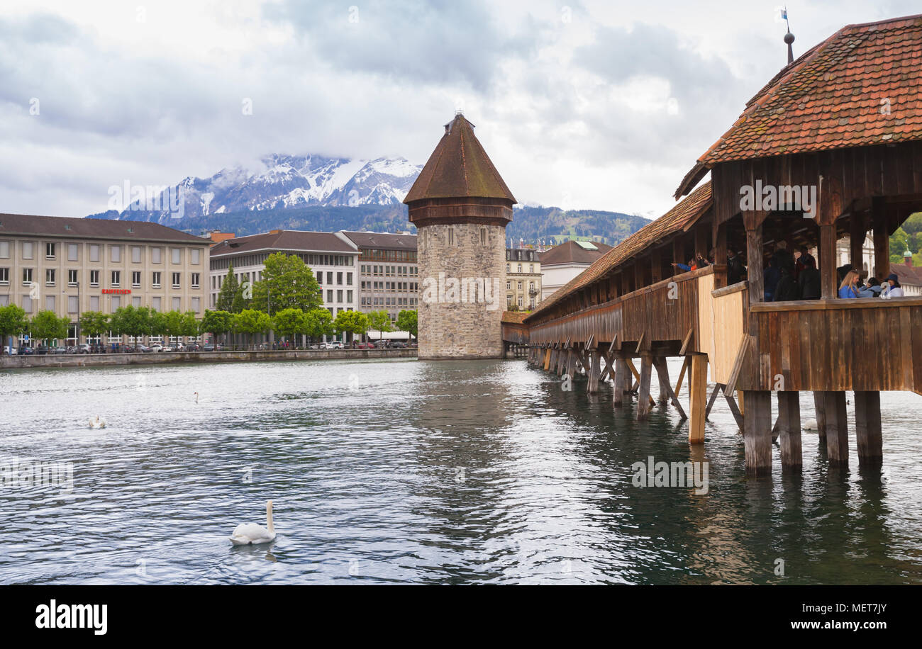 Lucerne, Suisse - le 7 mai 2017 : Pont de la chapelle et château d'eau, une fortification du 13ème siècle Banque D'Images