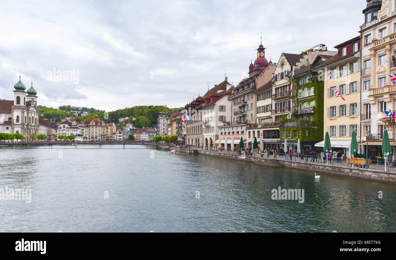 Lucerne, Suisse - le 7 mai 2017 : paysage urbain de la ville de Lucerne, la côte de la rivière Reuss Banque D'Images