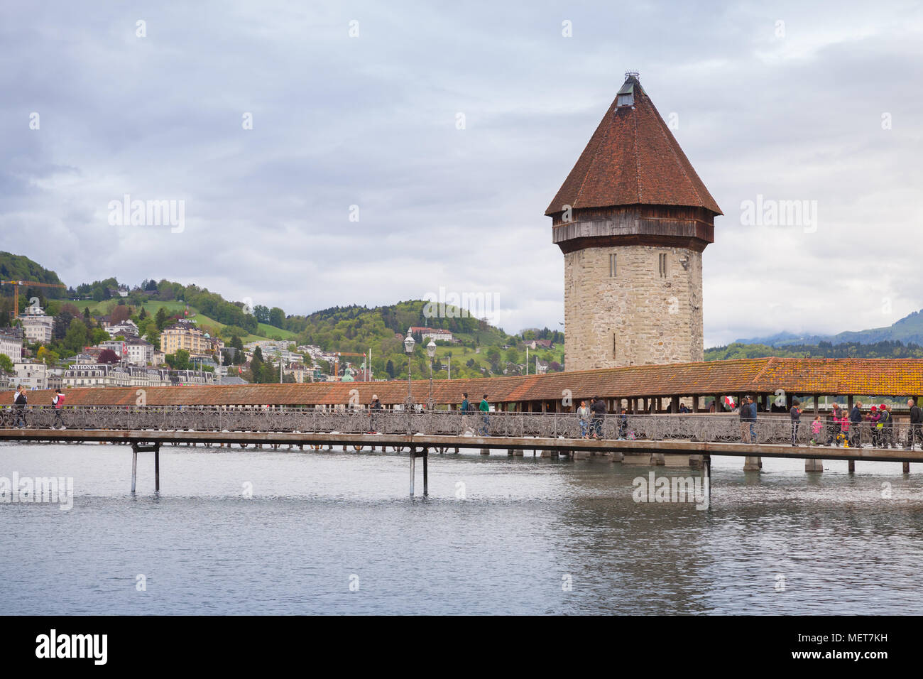 Lucerne, Suisse - le 7 mai 2017 : ville de Lucerne, Suisse centrale. Vue urbaine avec pont de la chapelle et château d'eau, une fortification du 13e cen Banque D'Images