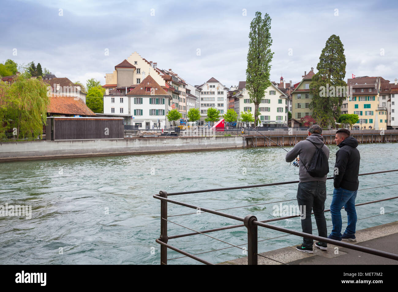 Lucerne, Suisse - le 7 mai 2017 : Street view avec les pêcheurs sur la côte du lac ville de Lucerne Banque D'Images