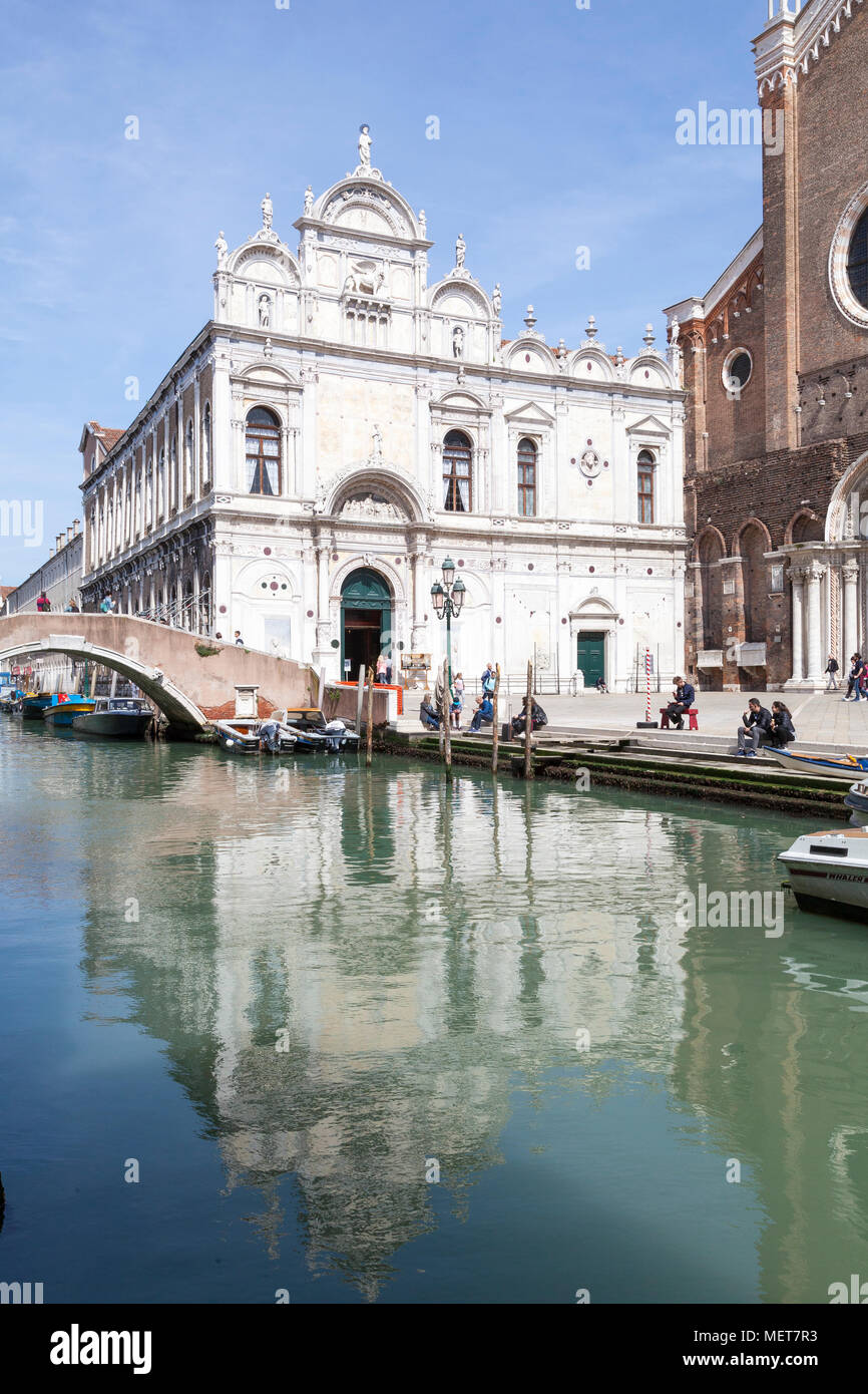 Scuola Grande di San Marco, Campo dei Santi Giovanni e Paolo, Castello, Venise, Vénétie, Italie avec reflet dans le canal. Il est maintenant un hôpital civique Banque D'Images