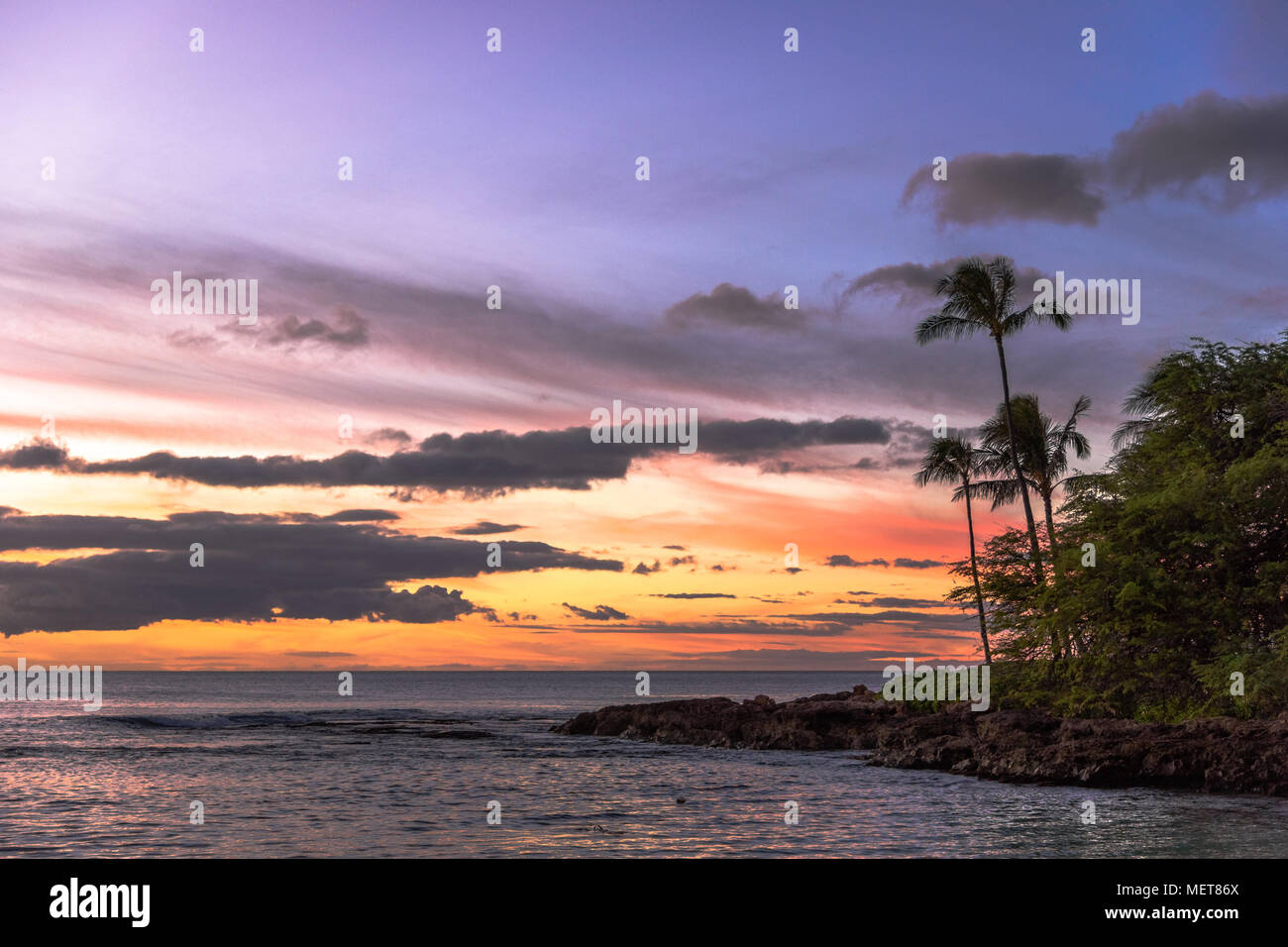 Le ciel juste après le coucher du soleil vu de Paradise Cove Beach sur Oahu, Hawaii Banque D'Images