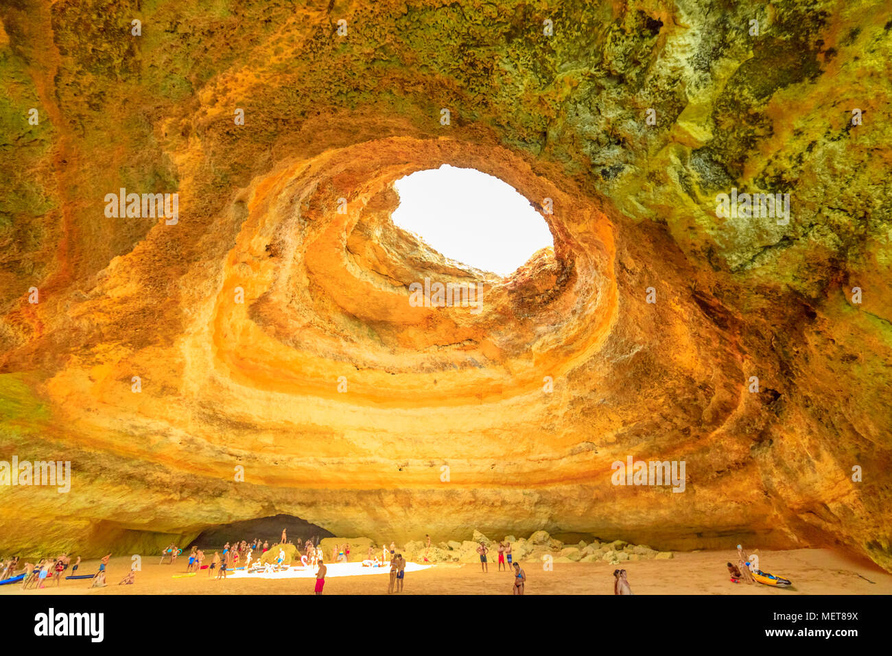 Benagil, Portugal - 23 août 2017 : l'intérieur de la plage de Benagil Grotte du cave énumérées dans le top 10 des meilleures caves. Personnes visitent cette mer piscine grotte à proximité de la plage de Benagil ou par la mer en bateau. Banque D'Images