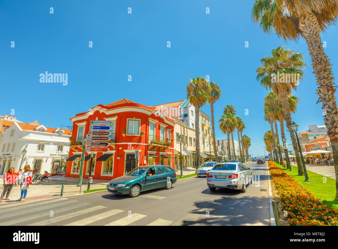 Cascais, Portugal - 6 août 2017 : Street View de boulevard bordé d'arbres menant au front de mer, port de pêche et plages de la célèbre station balnéaire de Cascais.pittoresque ville de Côte de Lisbonne en été Banque D'Images