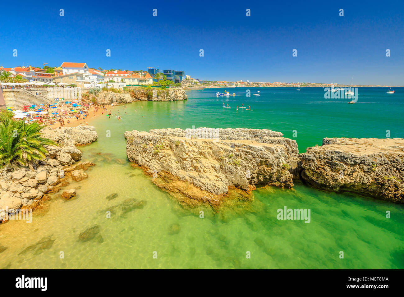 Paysage pittoresque de Praia da Rainha, petite plage avec des rochers dans le centre de Cascais, Portugal. Vue aérienne de la Côte de Lisbonne. Les gens à bronzer et à vous baigner dans la mer turquoise pendant les vacances.Copy space Banque D'Images