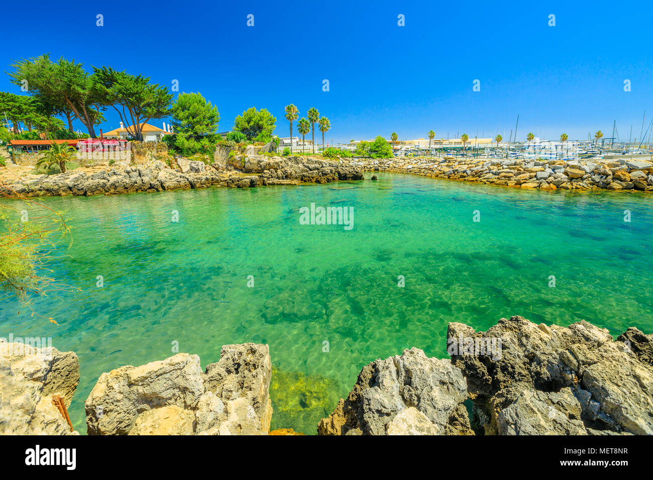 Cascais, Portugal. Paysage pittoresque des eaux turquoises de la baie de Cascais sur Tage dans l'estuaire de la côte atlantique. Port de plaisance de Cascais avec des bateaux sur la distance. La saison d'été. Ciel bleu avec copie espace. Banque D'Images