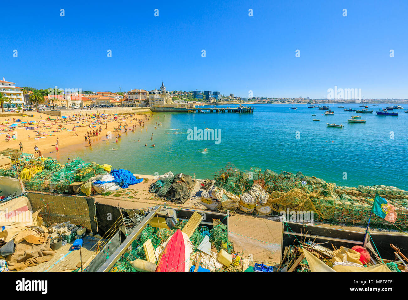 Paysage estival de Praia da Ribeira beach a également appelé la plage Praia dos Pescadores, la plage principale de Cascais, Côte de Lisbonne, Portugal, qui fait face à la place centrale de la ville et surplombe le port de pêche. Banque D'Images