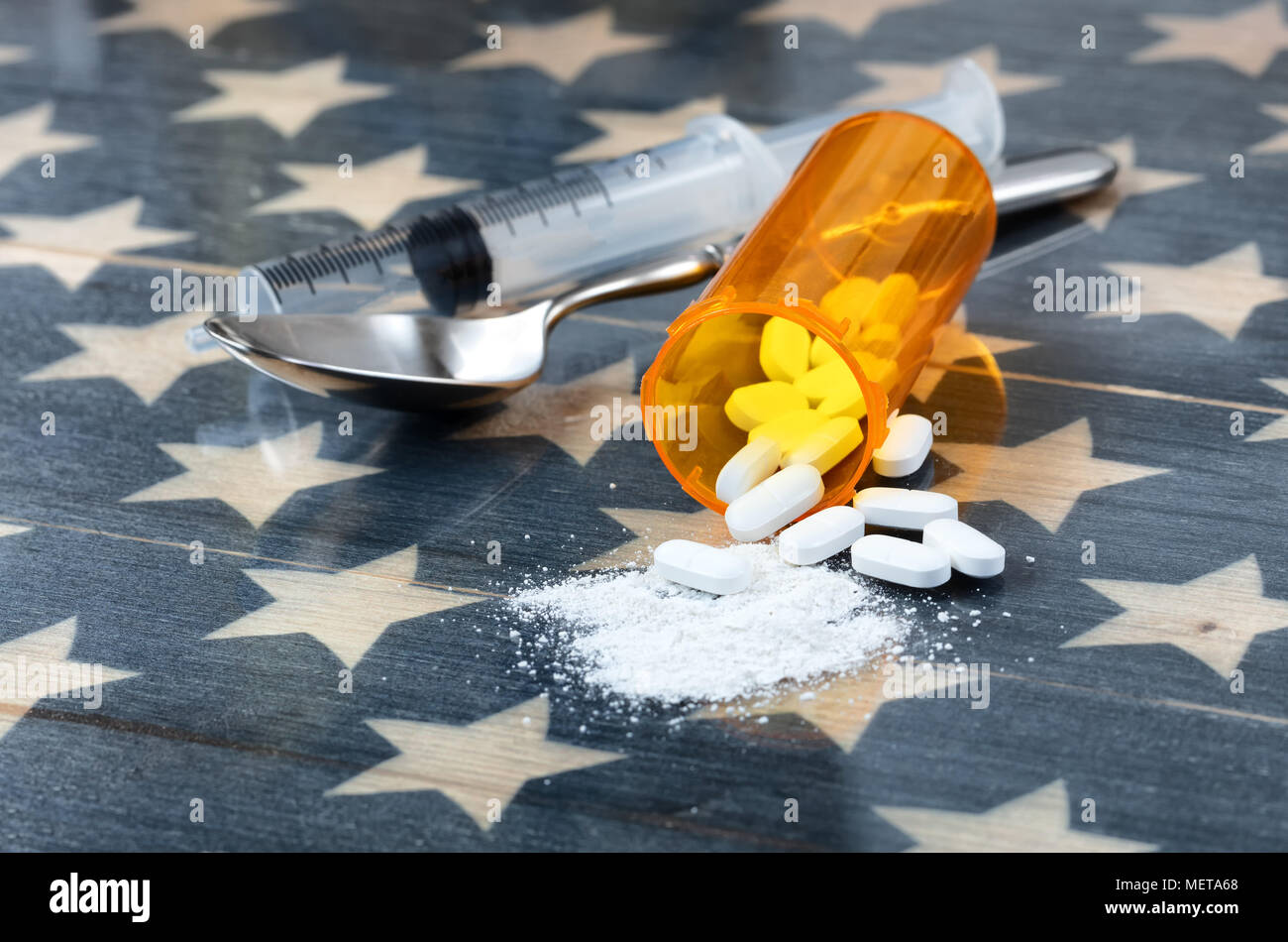 Vue avant d'opioid pain killer comprimés avec cuillère et seringue sur drapeau USA rustique en arrière-plan pour la toxicomanie concept en Amérique Banque D'Images