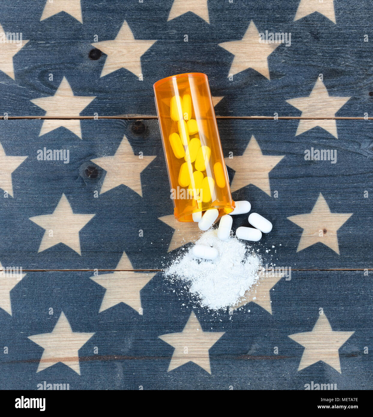 Vue de dessus de bouteille remplie de prescription antalgique opioïde générique comprimés sur drapeau USA rustique en arrière-plan pour la toxicomanie à Ame concept Banque D'Images