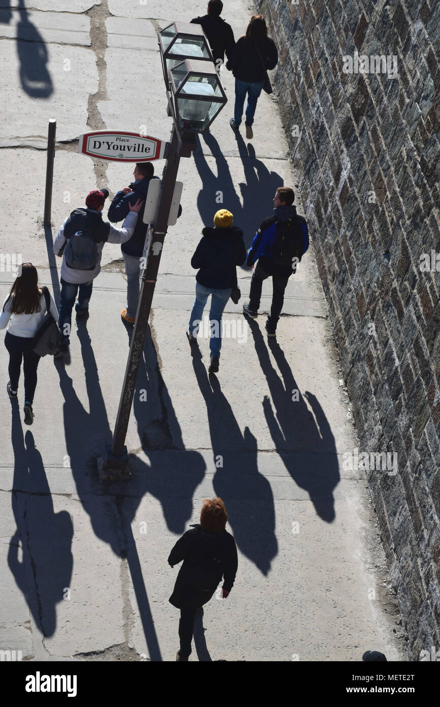 Balade sur la Place d'Youville dans le Vieux-Québec sur un après-midi ensoleillé. Tiré depuis les remparts à St John Gate. Banque D'Images