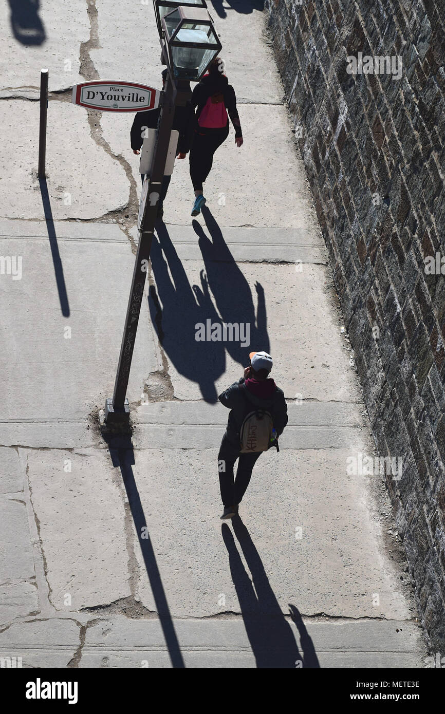 Balade sur la Place d'Youville dans le Vieux-Québec sur un après-midi ensoleillé. Tiré depuis les remparts à St John Gate. Banque D'Images