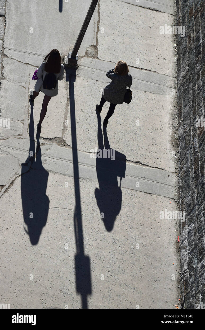 Balade sur la Place d'Youville dans le Vieux-Québec sur un après-midi ensoleillé. Tiré depuis les remparts à St John Gate. Banque D'Images