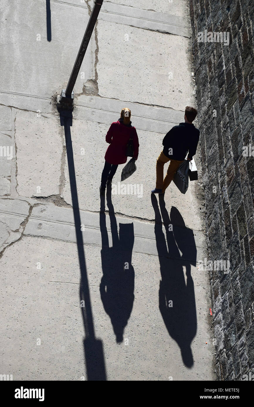 Balade sur la Place d'Youville dans le Vieux-Québec sur un après-midi ensoleillé. Tiré depuis les remparts à St John Gate. Banque D'Images
